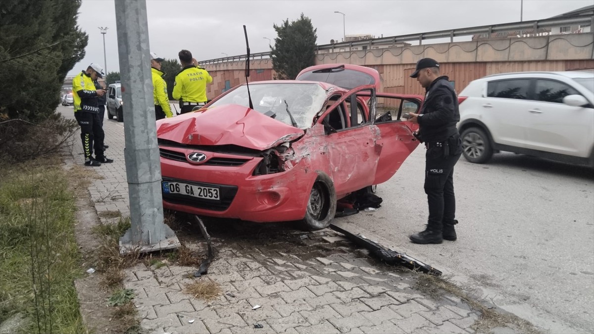 Karabük'te otomobilin aydınlatma direğine çarpması sonucu 1'i ağır 3 kişi yaralandı.