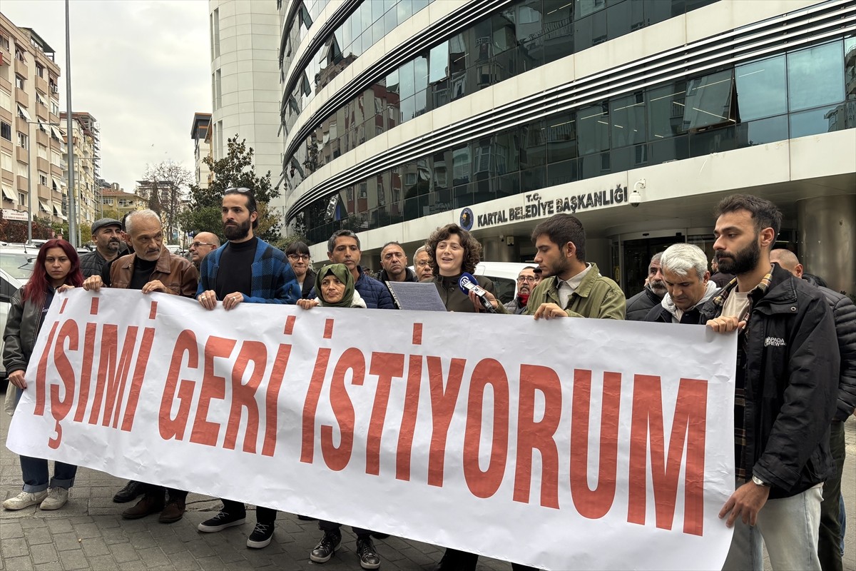 Kartal Belediyesi'nden işten çıkarılan Belgin Taş, belediye binası önünde kararı protesto etti....