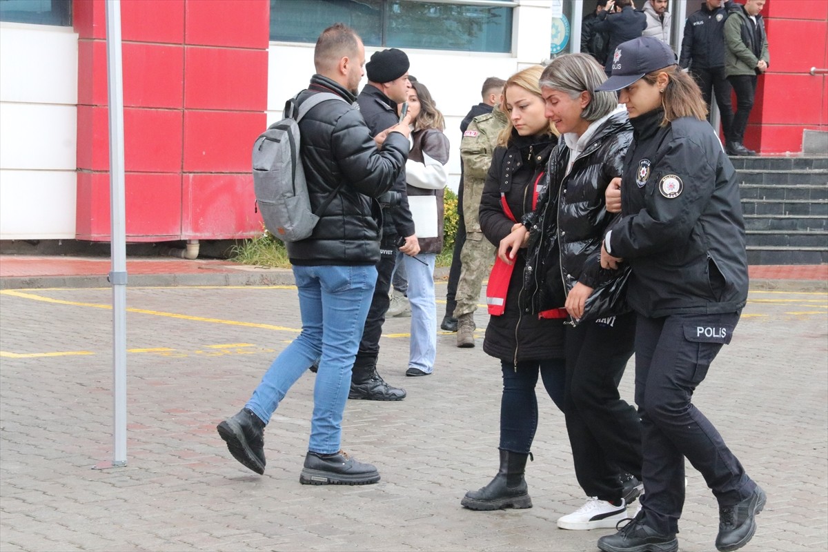 Malatya'nın Doğanşehir ilçesinde meydana gelen trafik kazasına müdahale ettiği sırada tırın...