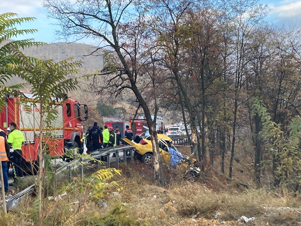 Manisa'nın Kula ilçesinde kontrolden çıkarak bariyere ve ağaca çarpan taksideki yolcu yaşamını...