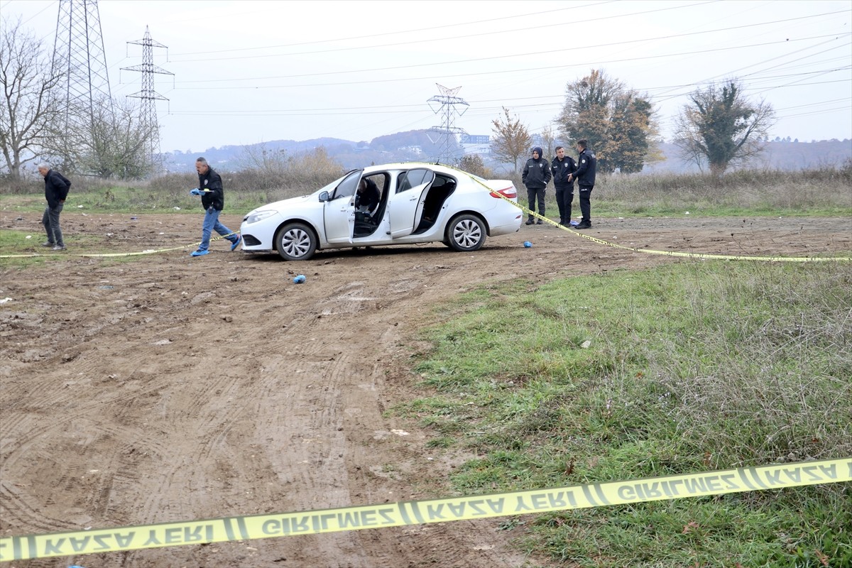 Sakarya'nın Serdivan ilçesinde, bir kişi boş arazide başından vurulmuş halde ölü bulundu. Polis ve...