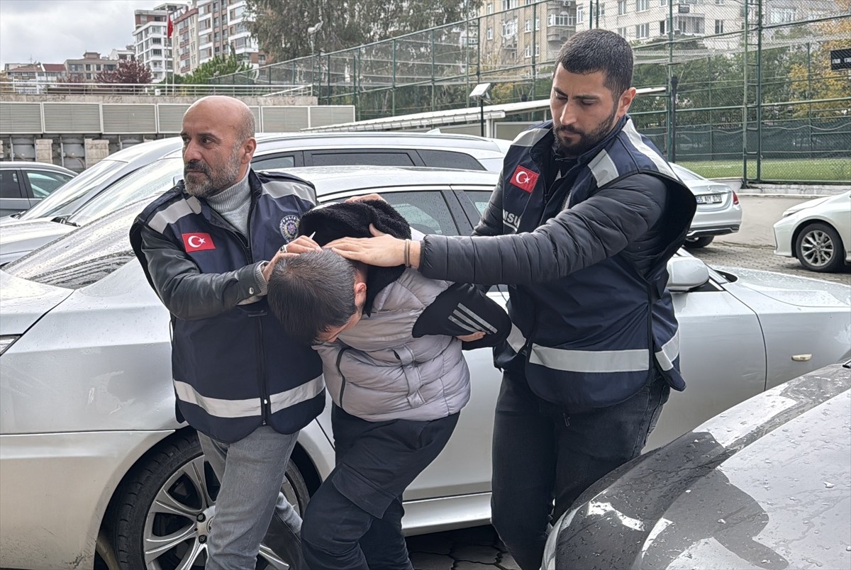 Samsun'un merkez Atakum ilçesinde 1 kişinin ölü bulunmasıyla ilgili 3 şüpheli gözaltına...