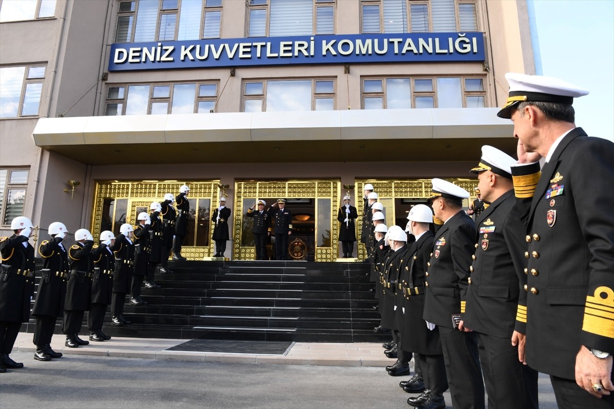 Deniz Kuvvetleri Komutanı Oramiral Ercüment Tatlıoğlu'nun (sağda) İspanya Deniz Kuvvetleri...