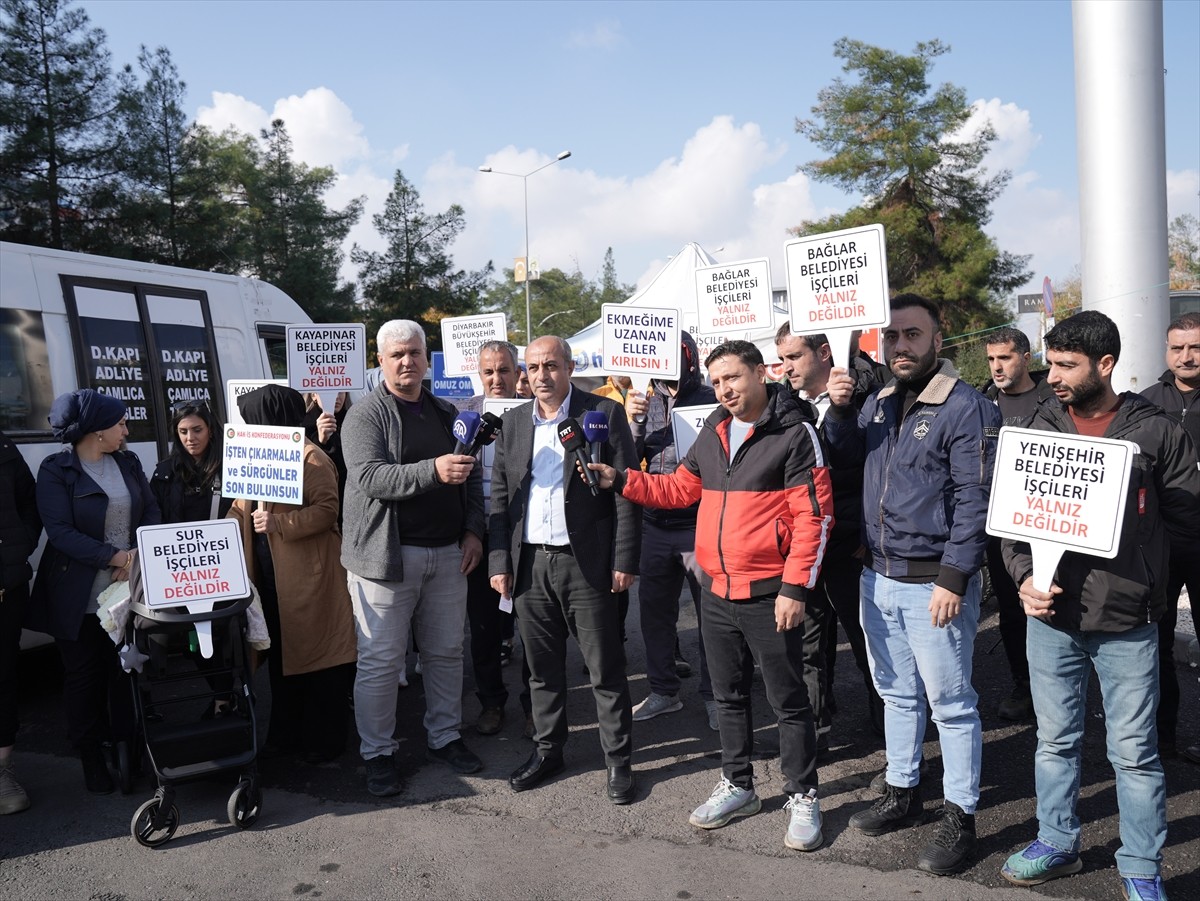 Diyarbakır'da bazı belediyelerde işten çıkarılan işçiler, Diyarbakır Büyükşehir Belediyesi...