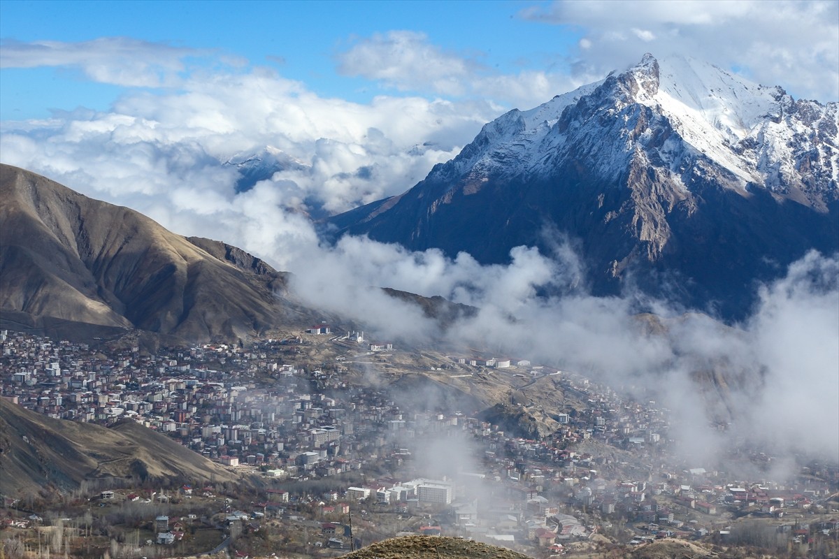 Hakkari'de şehrin üstünde ve yüksek kesimlerde sis bulutları oluştu.