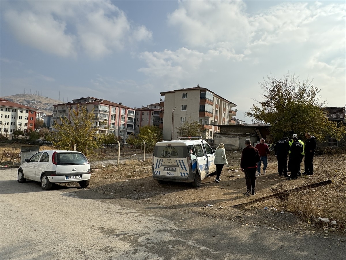 Malatya'nın merkez Battalgazi ilçesinde otomobilin yayalara çarpması sonucu 8 kişi yaralandı. Kaza...