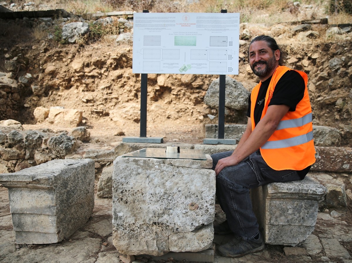 Roma döneminde popüler olan ve "Roma Tavlası" olarak da bilinen 12 işaret oyunu (ludus duodecim...