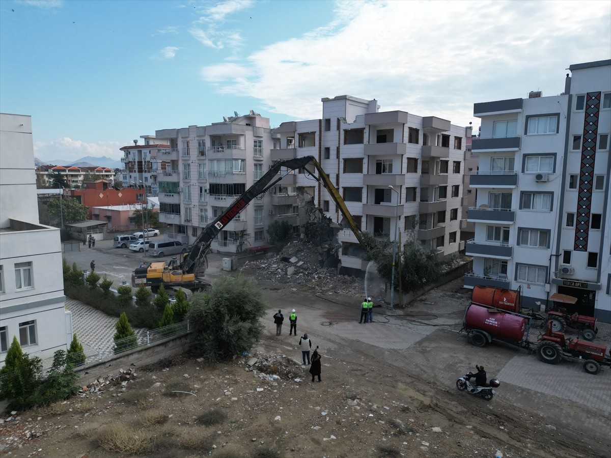 Adana'da depremlerde orta hasar alan ancak güçlendirme başvurusu yapılmayan binaların yüzde...