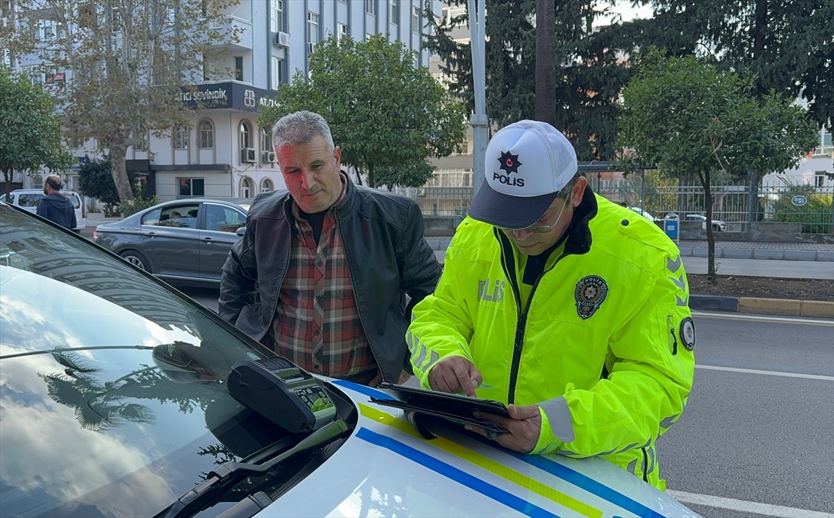 Adana'da dronla yapılan trafik denetiminde, yaya geçitlerindeki vatandaşlara ilk geçiş hakkını...