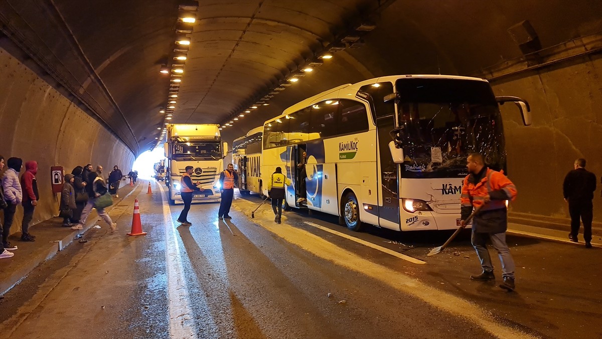 Anadolu Otoyolu'nun Kocaeli kesiminde 3 aracın karıştığı zincirleme trafik kazasında 14 kişi...