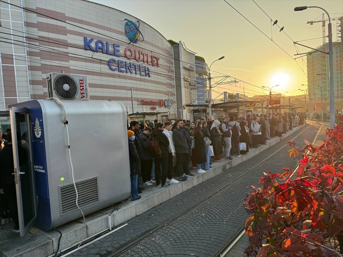 Bağcılar- Kabataş Tramvay Hattı’nda Güngören durağında seferlerde gecikmesi gerekçesiyle, yoğunluk...