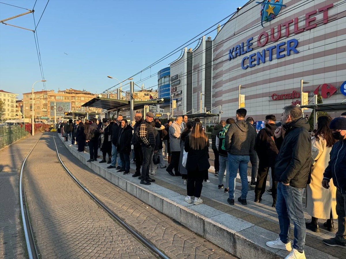 Bağcılar- Kabataş Tramvay Hattı’nda Güngören durağında seferlerde gecikmesi gerekçesiyle, yoğunluk...