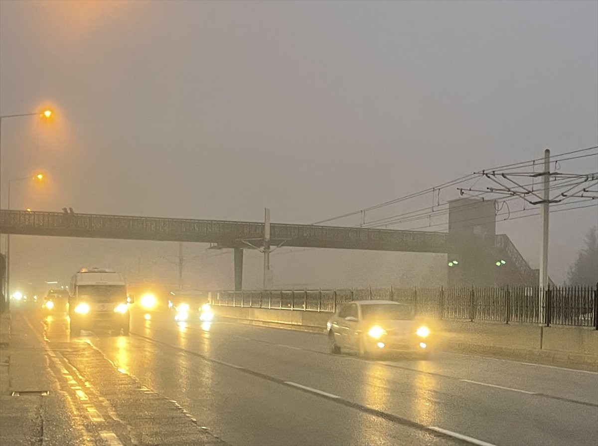 Bursa'da, yoğun sis nedeniyle görüş mesafesi 20 metrenin altına düştü. Kentin ana arterlerinde...