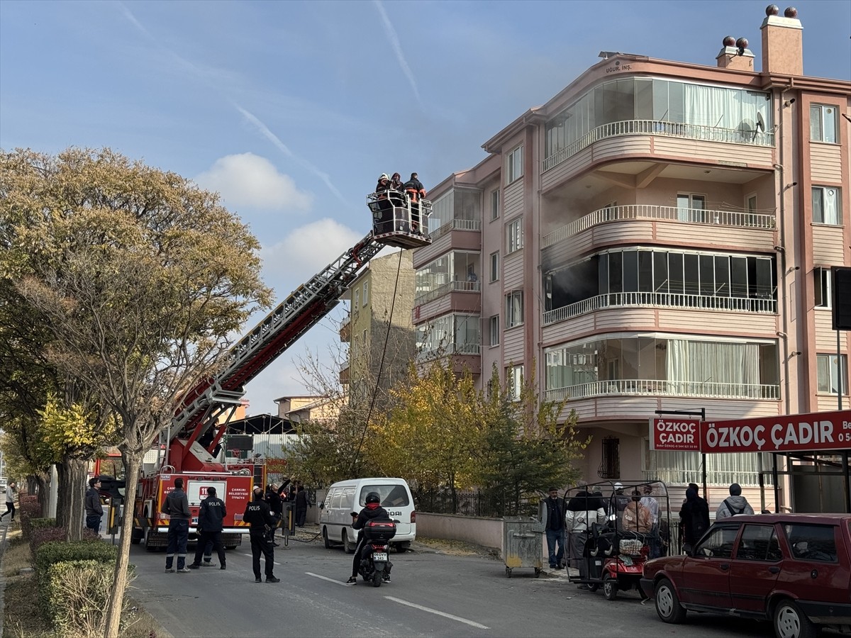 Çankırı'da bir apartmanın ikinci katında çıkan yangında 3 kişi dumandan etkilendi.