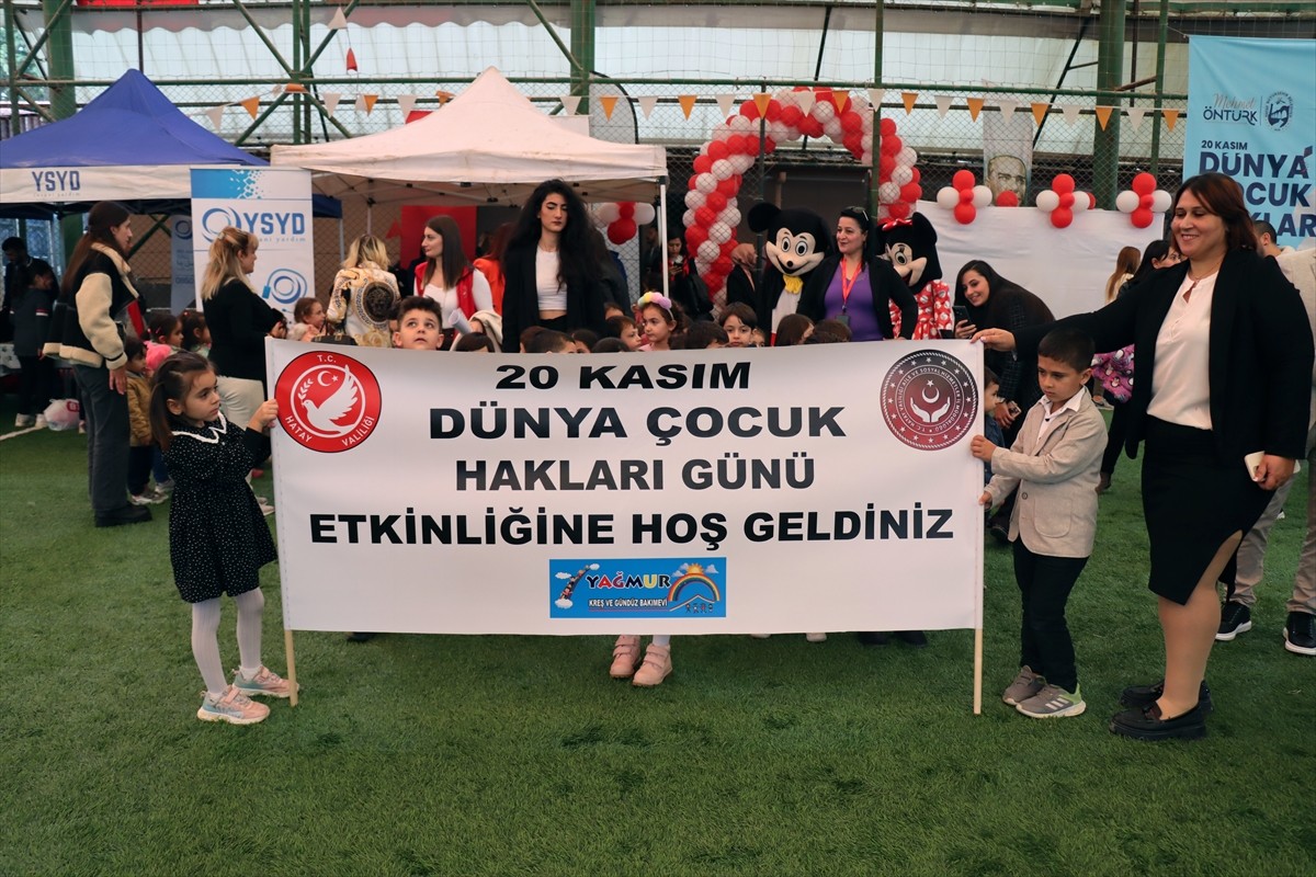 Hatay'da çocuklar, 20 Kasım Dünya Çocuk Hakları Günü dolayısıyla düzenlenen etkinlikte...