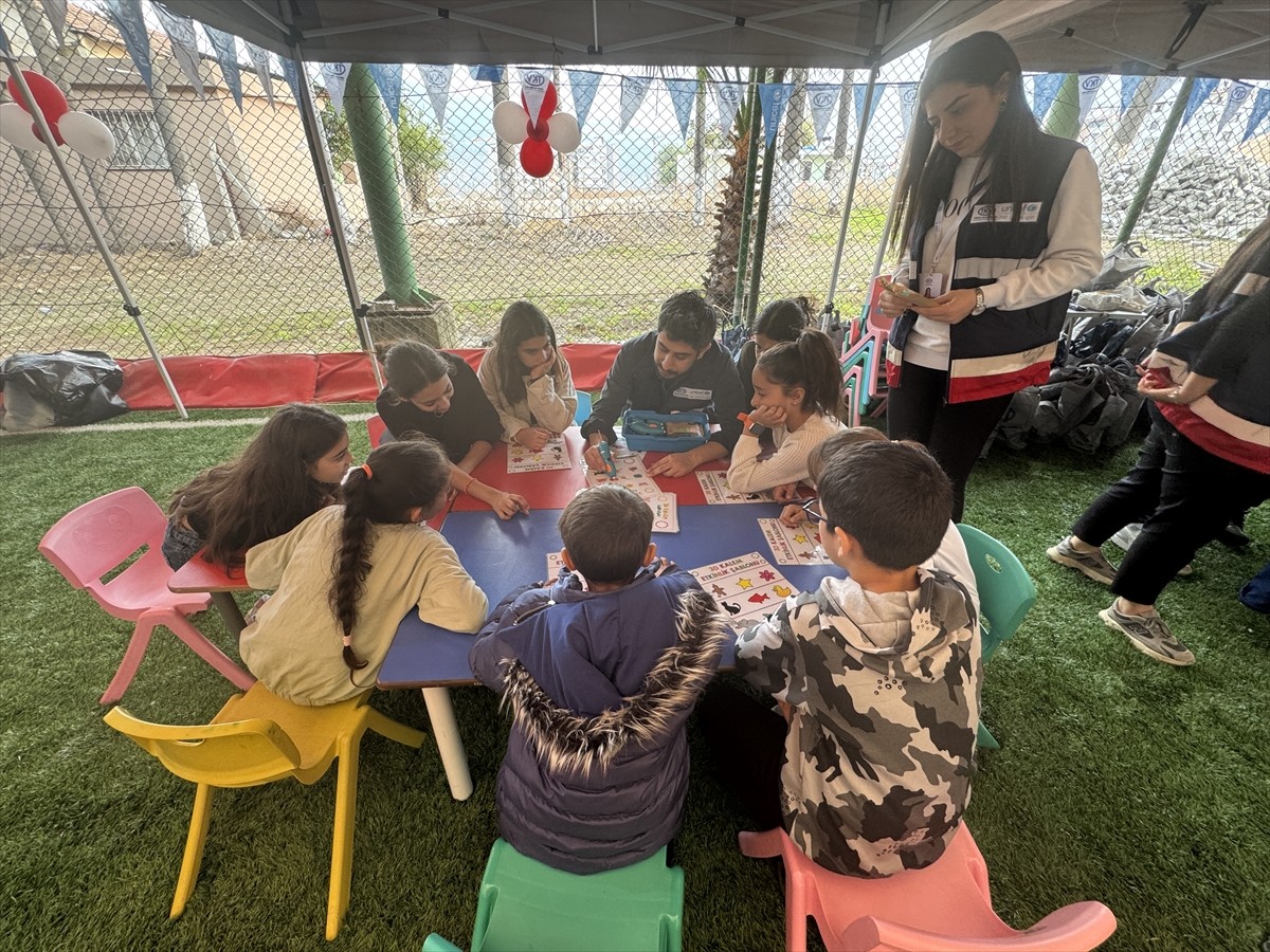 Hatay'da çocuklar, 20 Kasım Dünya Çocuk Hakları Günü dolayısıyla düzenlenen etkinlikte...