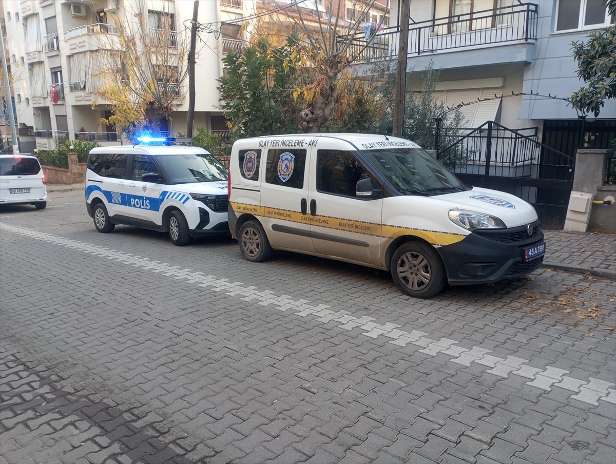 Manisa'nın Salihli ilçesinde, evinde yangın çıkan hemşire yaşamını yitirdi. Bölgeye polis ekipleri...