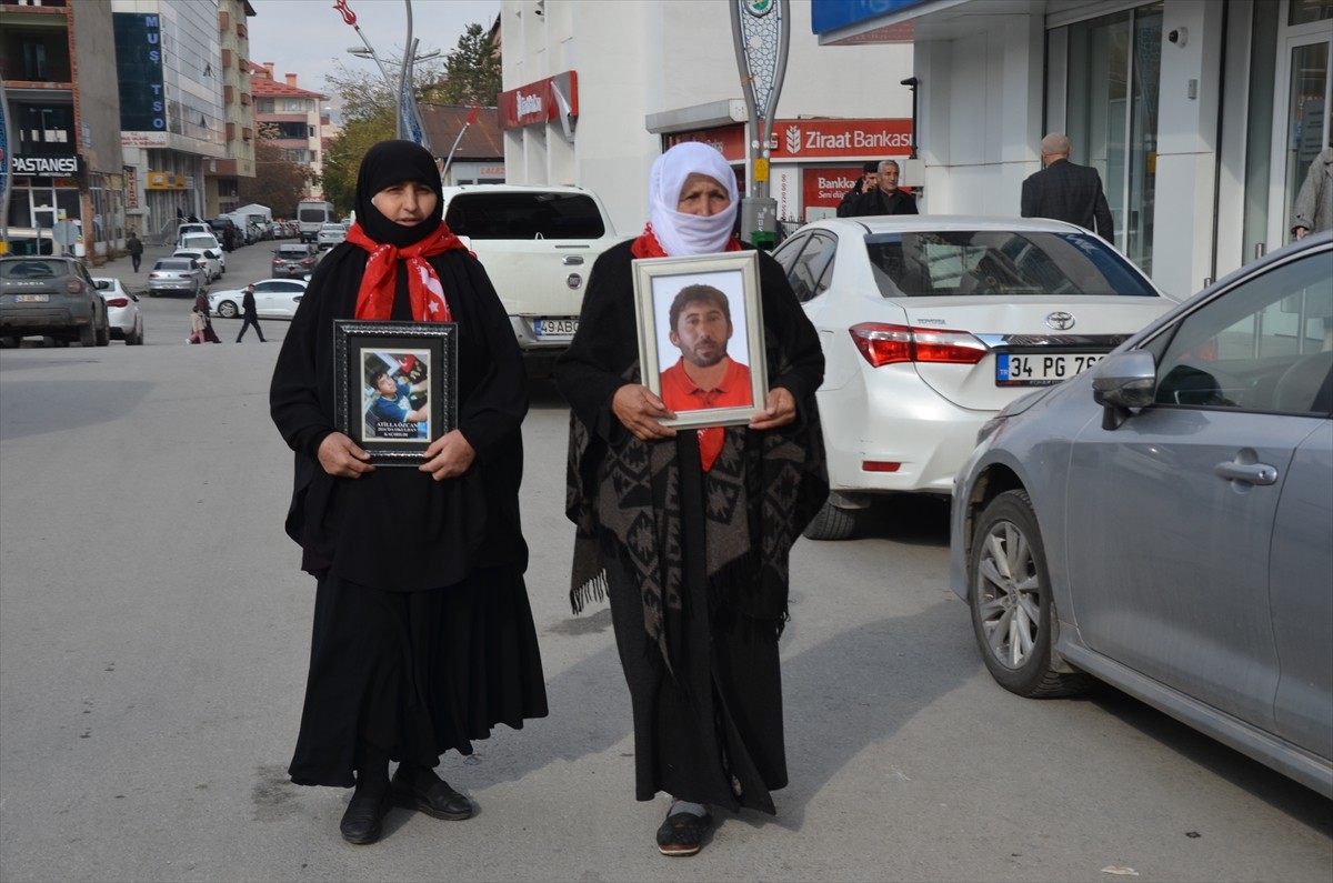 Muş'ta çocuklarını terör örgütü PKK'dan kurtarmak isteyen aileler, DEM Parti İl Başkanlığı binası...