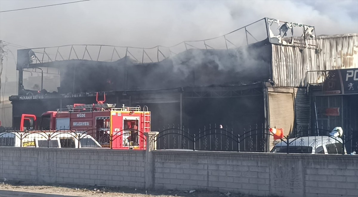 Niğde'de oto sanayi sitesindeki bir tamirhanede çıkan yangın söndürüldü, 3 otomobil kullanılamaz...