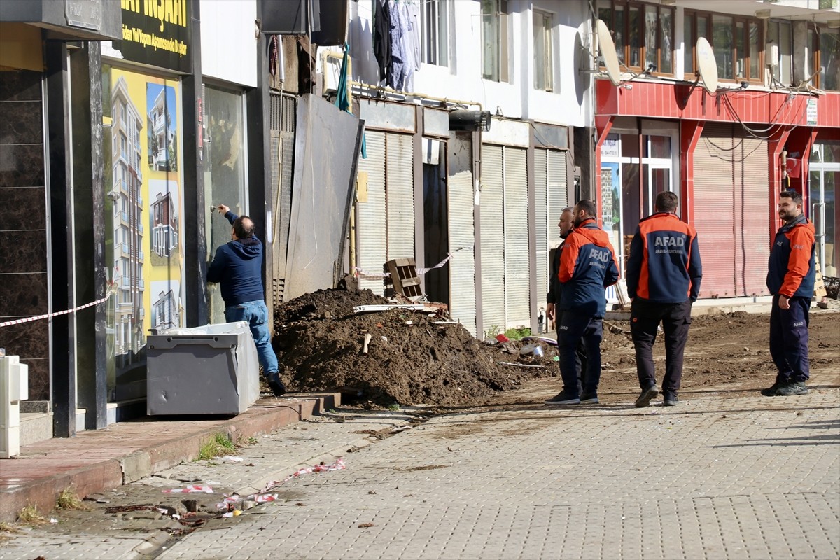 Rize'nin Çayeli ilçesinde 1 kişinin öldüğü, 4 kişinin yaralandığı heyelanın ardından evlerinden...