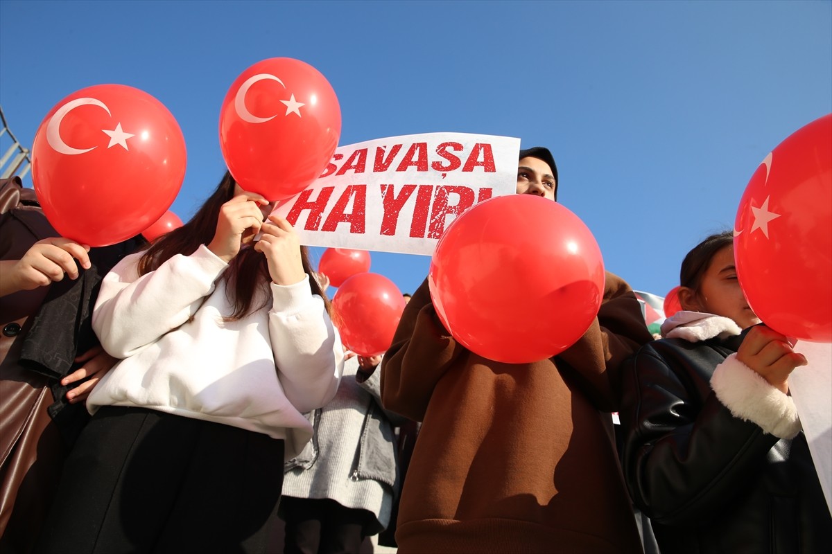 Sakarya'da öğrenciler, 20 Kasım Dünya Çocuk Hakları Günü'nde Filistinli akranları için tek yürek...