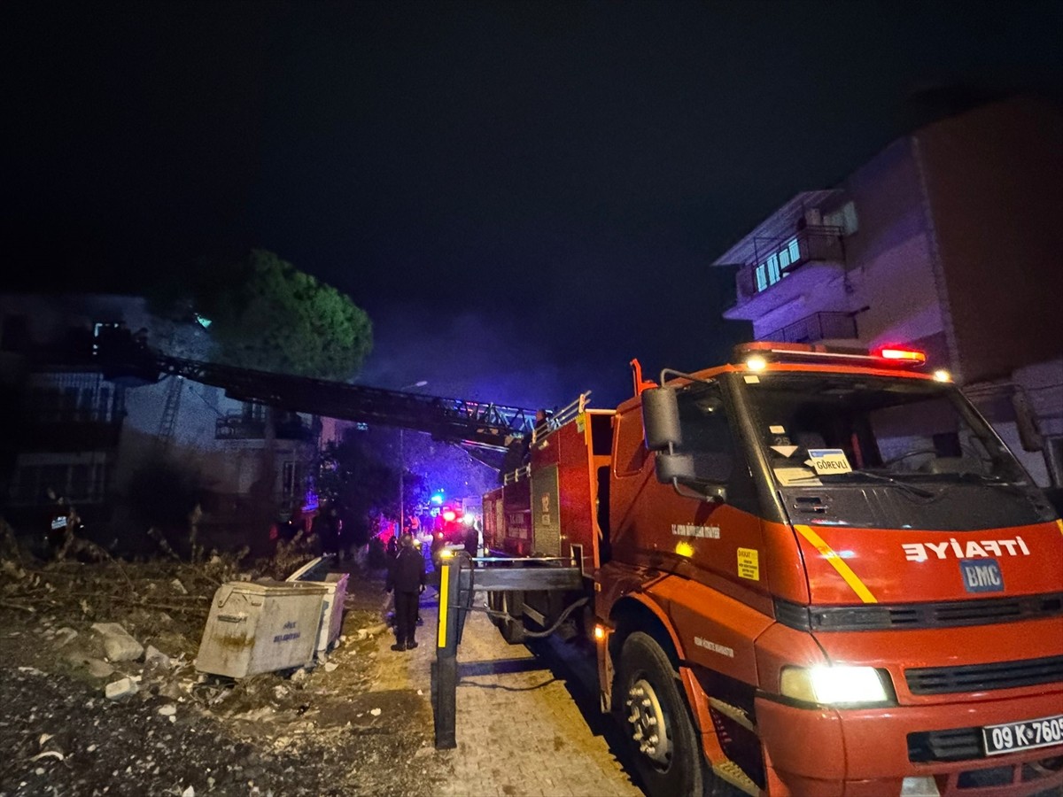 Aydın'ın Söke ilçesinde bir evde çıkan yangında 3 kişi dumandan etkilendi. Çevredekilerin ihbarı...