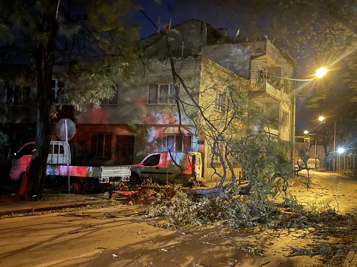 Bursa'da gece saatlerinde etkisini artıran kuvvetli fırtına dolayısıyla ağaçlar, demir korkuluklar...