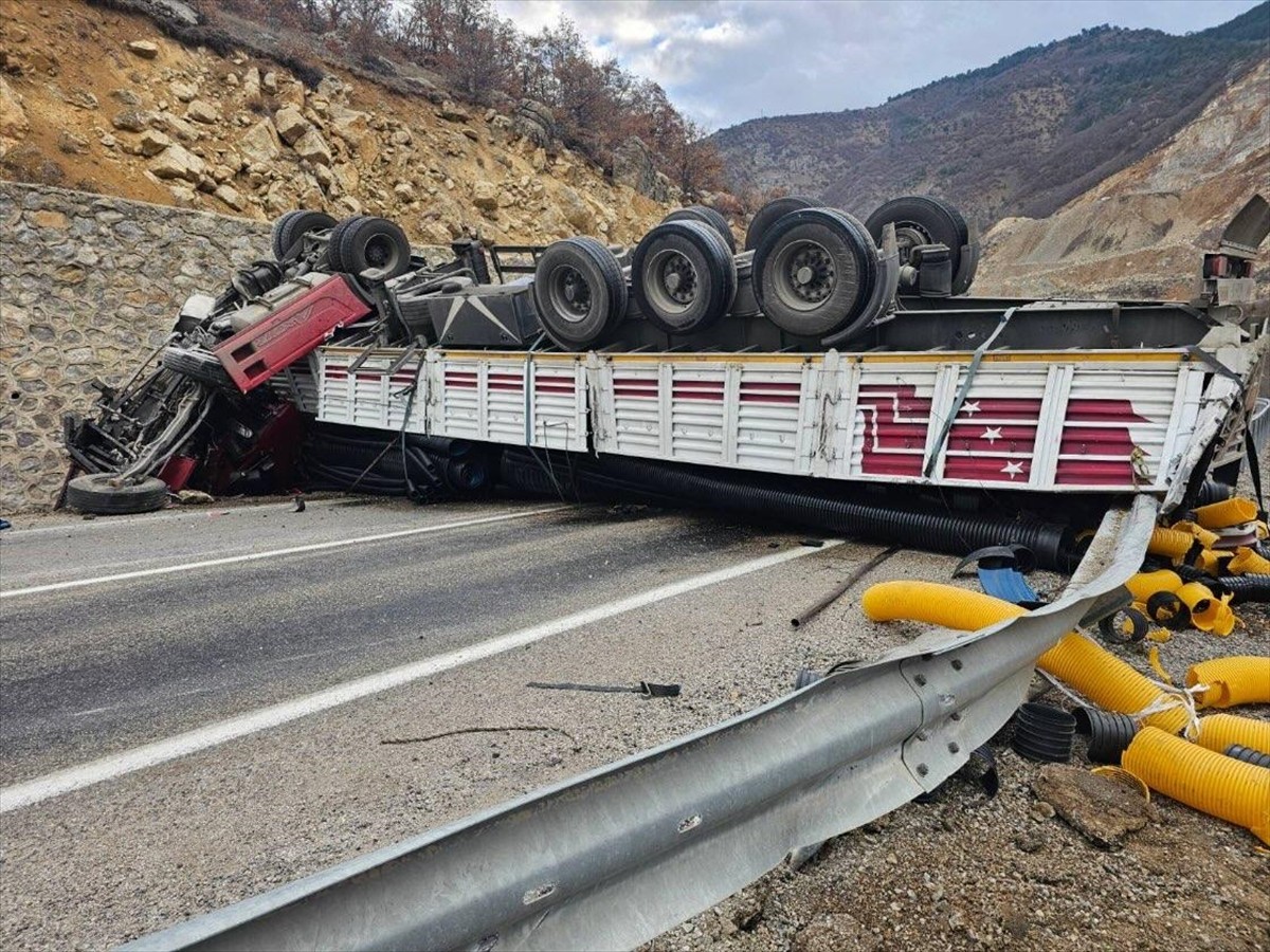 Gümüşhane'nin Torul ilçesinde istinat duvarına çarpan tırın sürücüsü yaralandı.