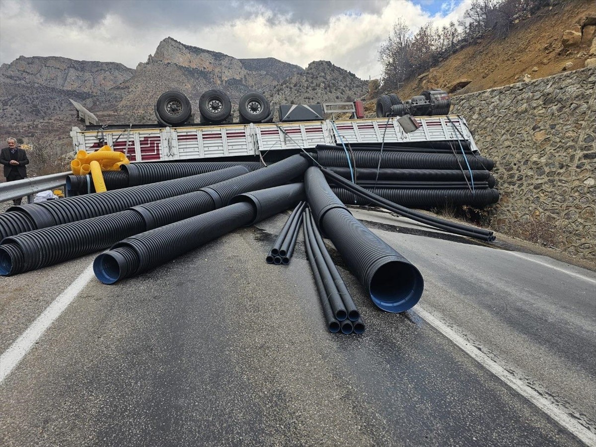 Gümüşhane'nin Torul ilçesinde istinat duvarına çarpan tırın sürücüsü yaralandı.