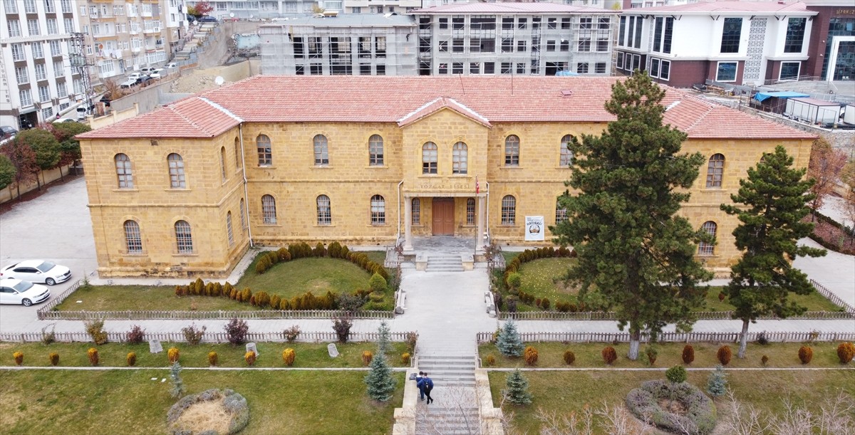 Yozgat'ta "Taş Mektep" ya da "Sarı Mektep" olarak bilinen 129 yıllık Yozgat Lisesi, 29 öğretmen ve...