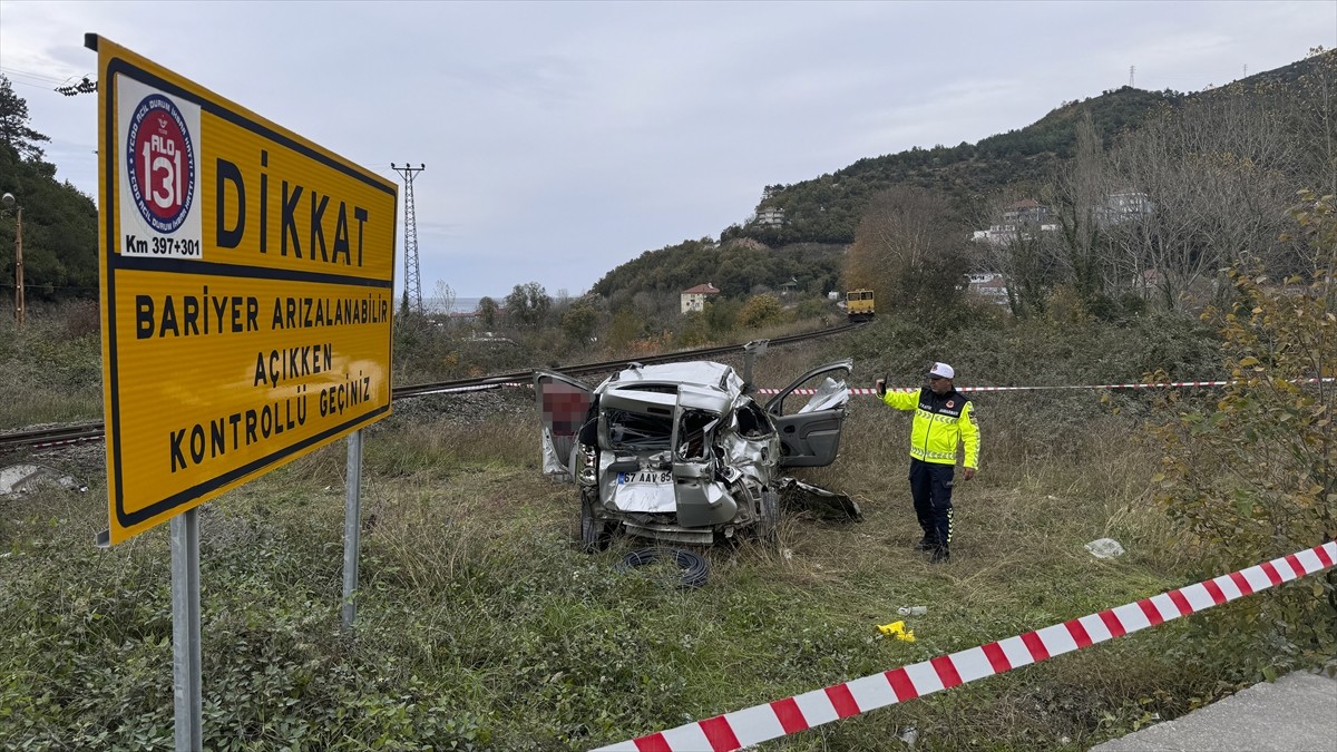 Zonguldak'ın Kilimli ilçesinde bakım treninin, kapalı bariyerden geçmeye çalışan hafif ticari...