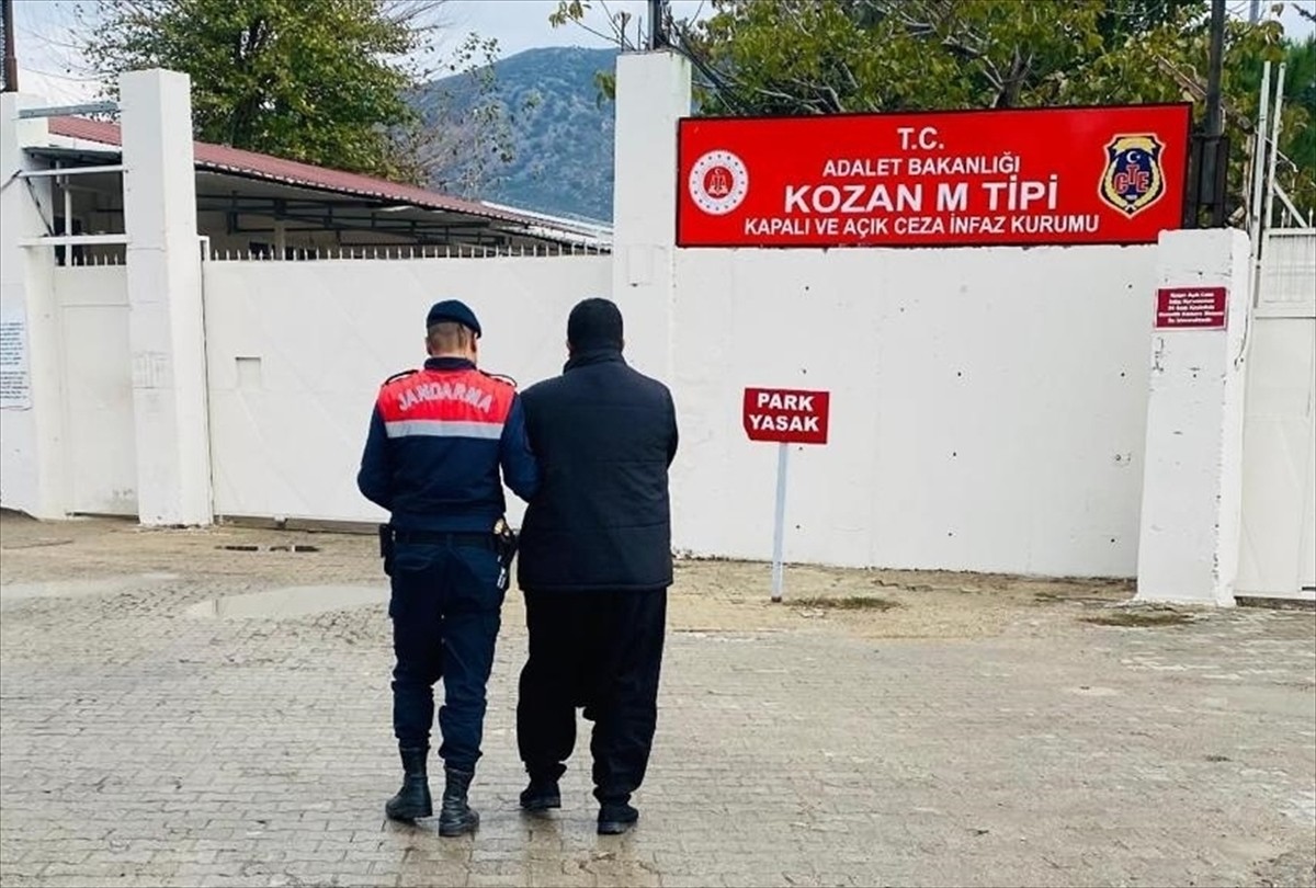 Adana'da kesinleşmiş hapis cezası bulunan 2 firari, jandarmanın operasyonuyla yakalandı.