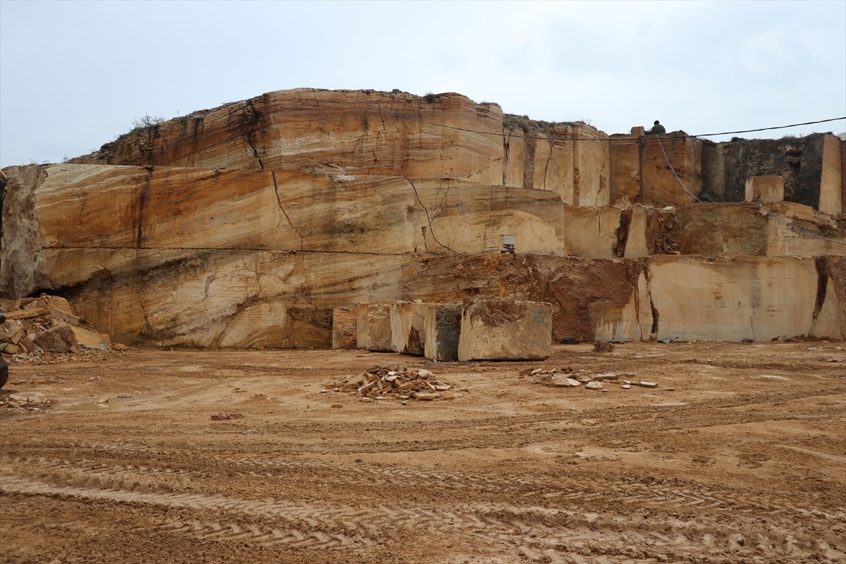 Anıtkabir'in yapımında kaplama taşı olarak da kullanılan Eskipazar sarı traverten taşının...