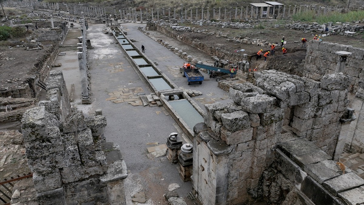 Antalya'nın merkez Aksu ilçesi sınırlarında yer alan Perge Antik Kenti'nde milattan sonra 2....