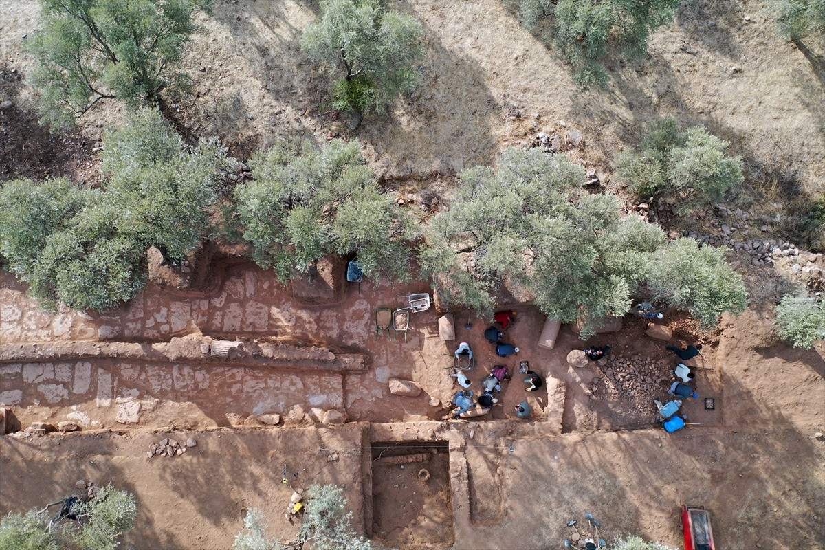 Aydın'ın Sultanhisar ilçesindeki Nysa Antik Kenti'nde, Pluto Kore Tapınağı'na giden tarihi "ibadet...