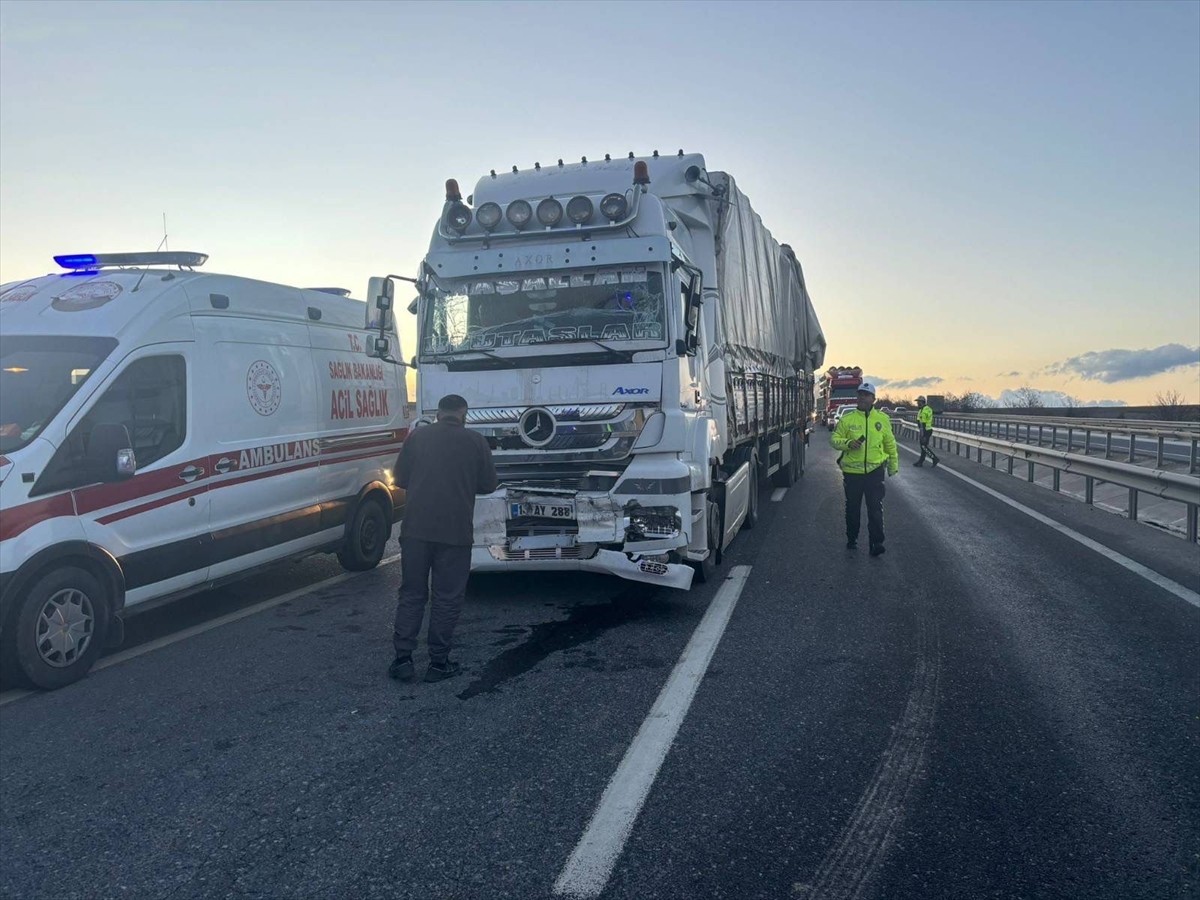 Bilecik'in Bozüyük ilçesinde tırın işçi servisine çarpması sonucu 10 kişi yaralandı.