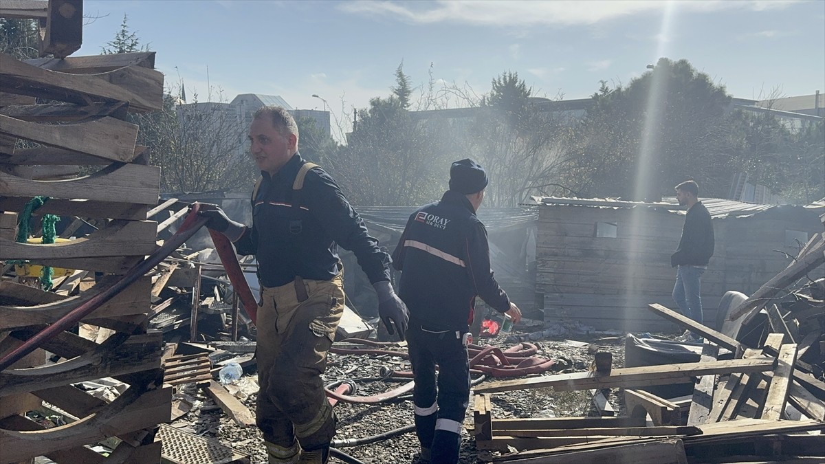 Çekmeköyde işçilerin kaldığı baradaki yangın söndürüldü