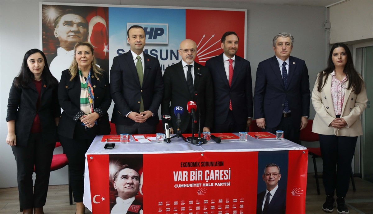 CHP Genel Başkan Yardımcısı Volkan Demir (sol 3), partisinin Samsun İl Başkanlığında düzenlediği...