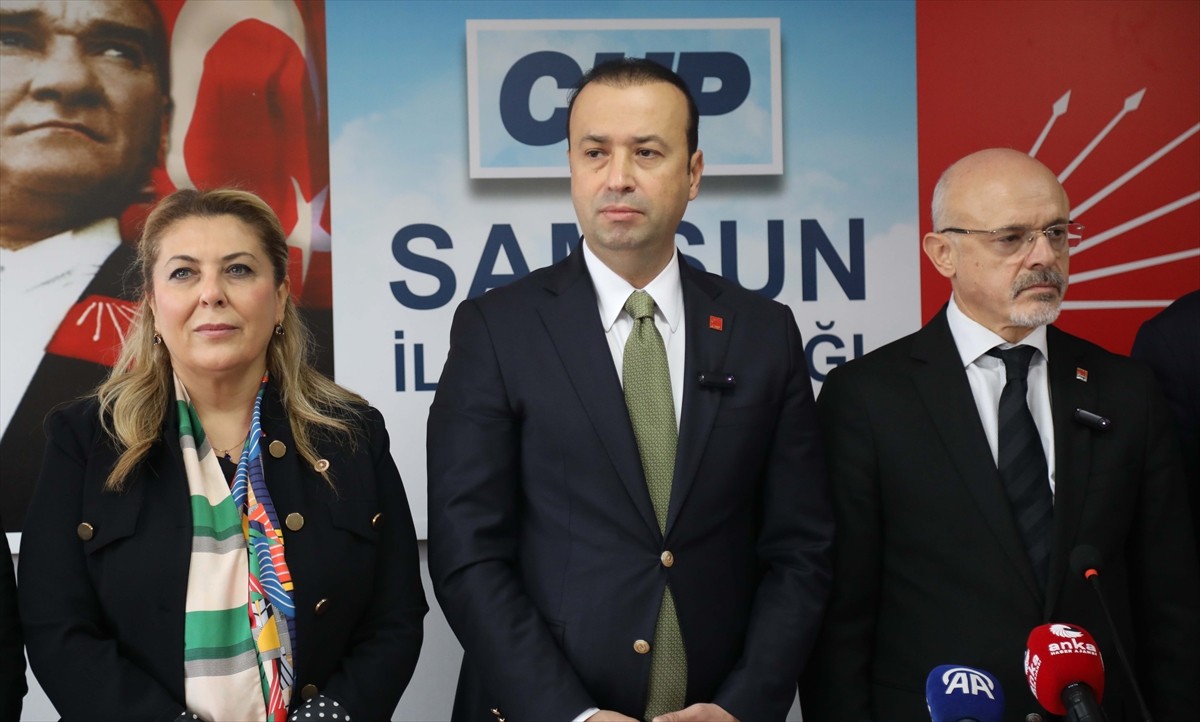 CHP Genel Başkan Yardımcısı Volkan Demir (sol 3), partisinin Samsun İl Başkanlığında düzenlediği...