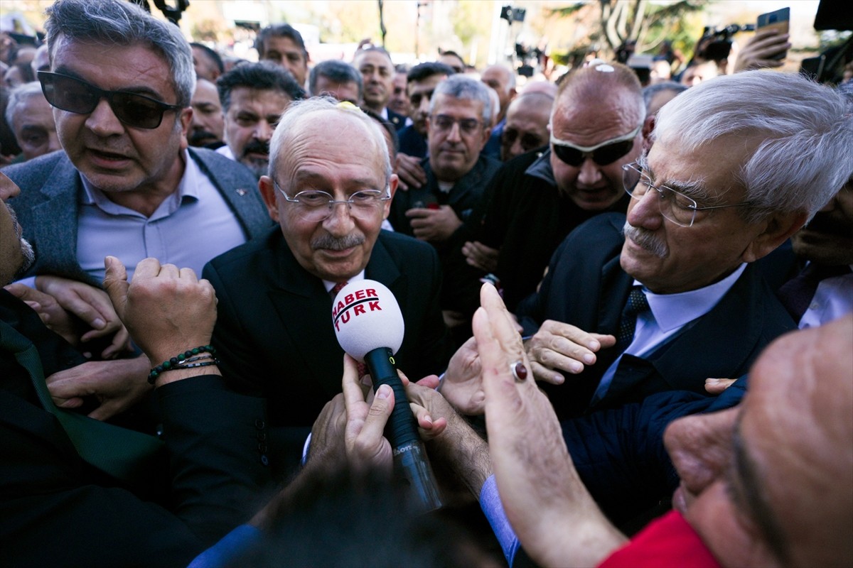 Eski CHP Genel Başkanı Kemal Kılıçdaroğlu, "kamu görevlisine görevinden dolayı alenen hakaret"...