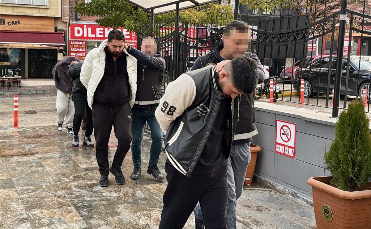 Eskişehir'de polis tarafından düzenlenen uyuşturucu operasyonunda 9 şüpheli gözaltına alındı....