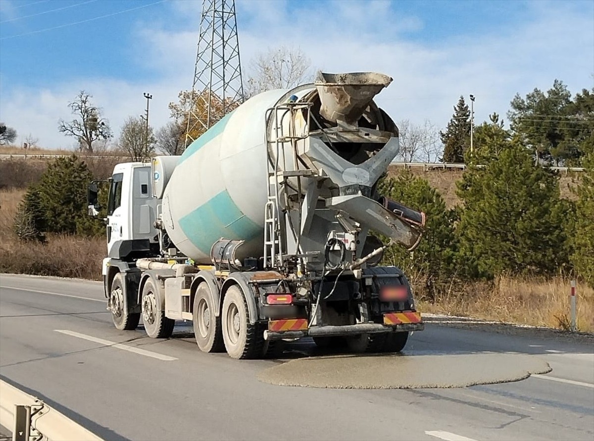 Kırklareli'nin Lüleburgaz ilçesinde bir firmaya, kara yoluna kendilerine ait beton mikserinden...