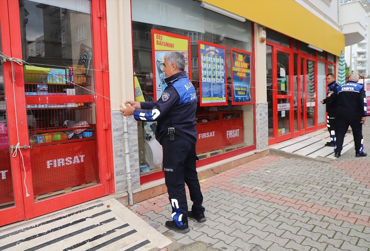 Antalya'nın Alanya ilçesinde zabıta tarafından yapılan denetimlerde, bir zincir market şubesi 3...