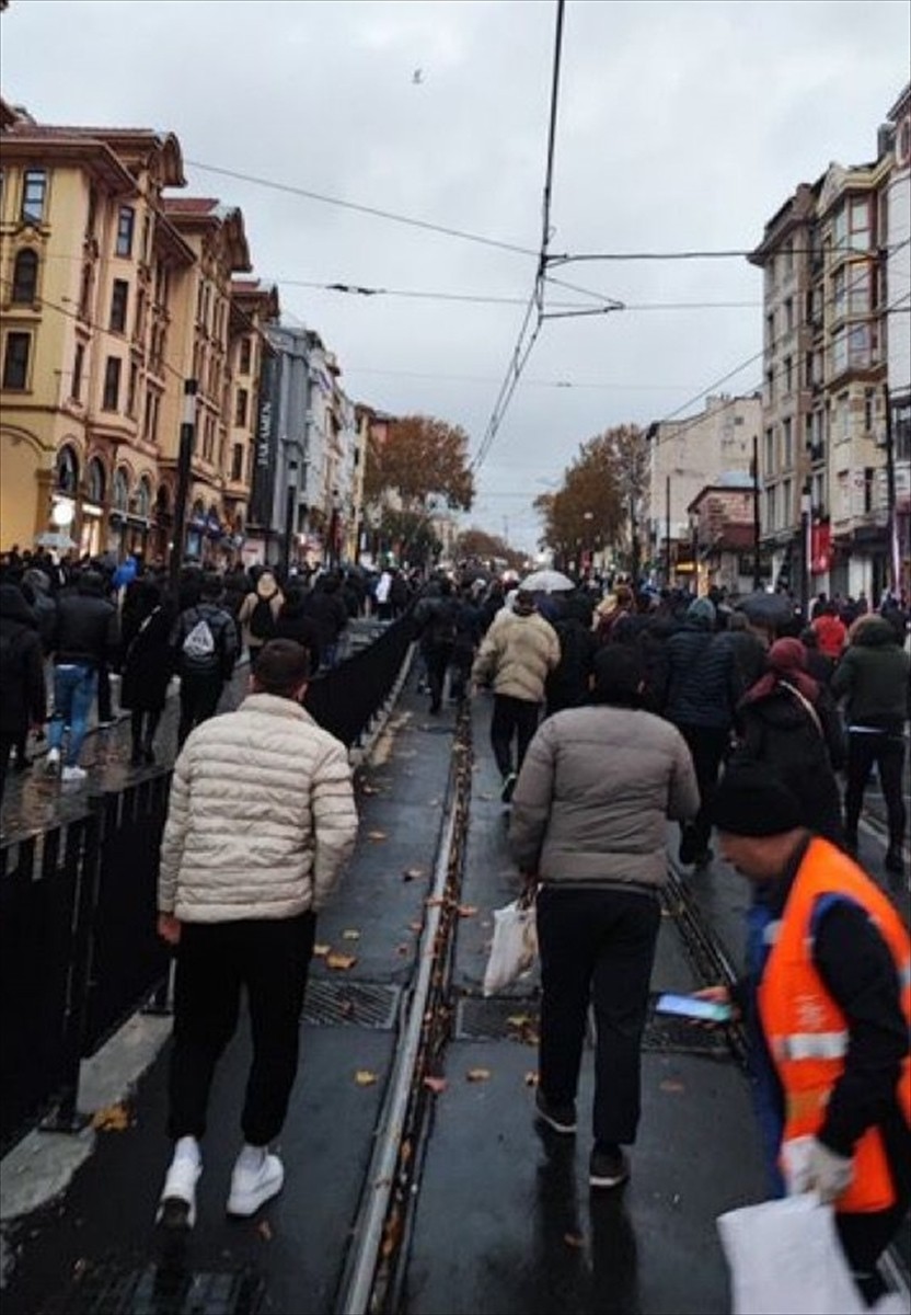 Bağcılar-Kabataş Tramvay Hattı'nda Sirkeci yönünde ilerleyen tramvay, sabah saatlerinde Laleli...