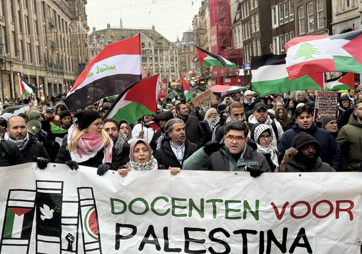 Hollanda'nın başkenti Amsterdam'da yüzlerce kişi, İsrail'in Gazze'de süren saldırılarını protesto...