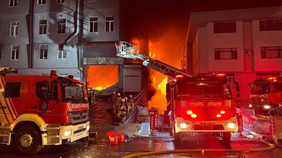 İstanbul'un Beylikdüzü ilçesindeki bir fabrikada çıkan yangın ekiplerce kontrol altına alınmaya...