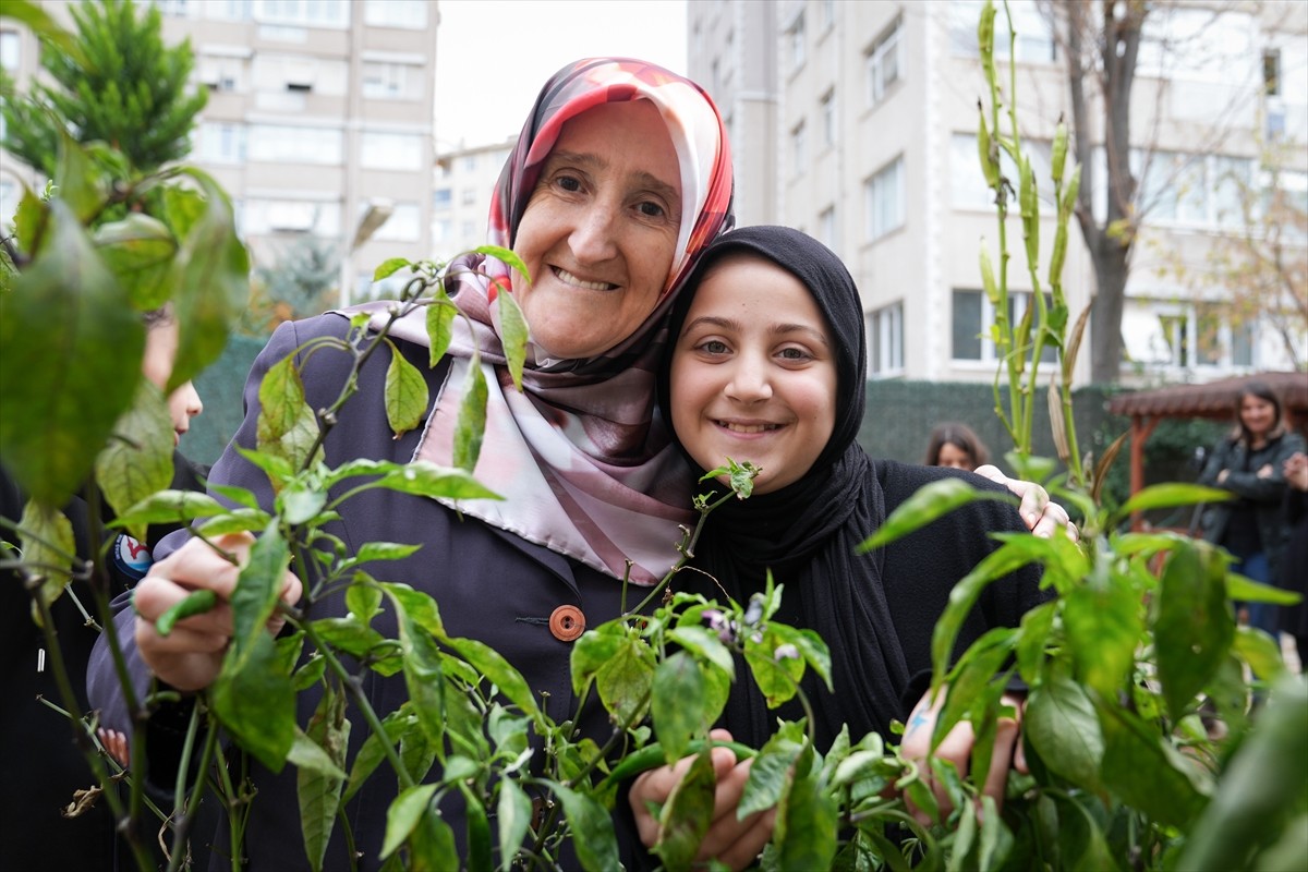 Kadıköy İntaş Kız Anadolu İmam Hatip Lisesi Müdürü Müesser İsabetli, öğrencileriyle birlikte...