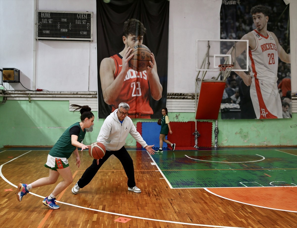 NBA'de forma giyen başarılı Türk oyuncu Alperen Şengün'ü basketbola kazandıran antrenör Salim...