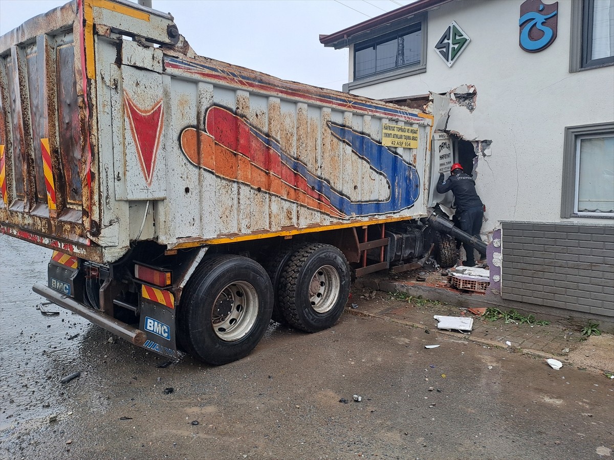 Sakarya’nın Serdivan ilçesinde freni arızalanan kamyonun eve girmesi sonucu sürücü yaralandı....