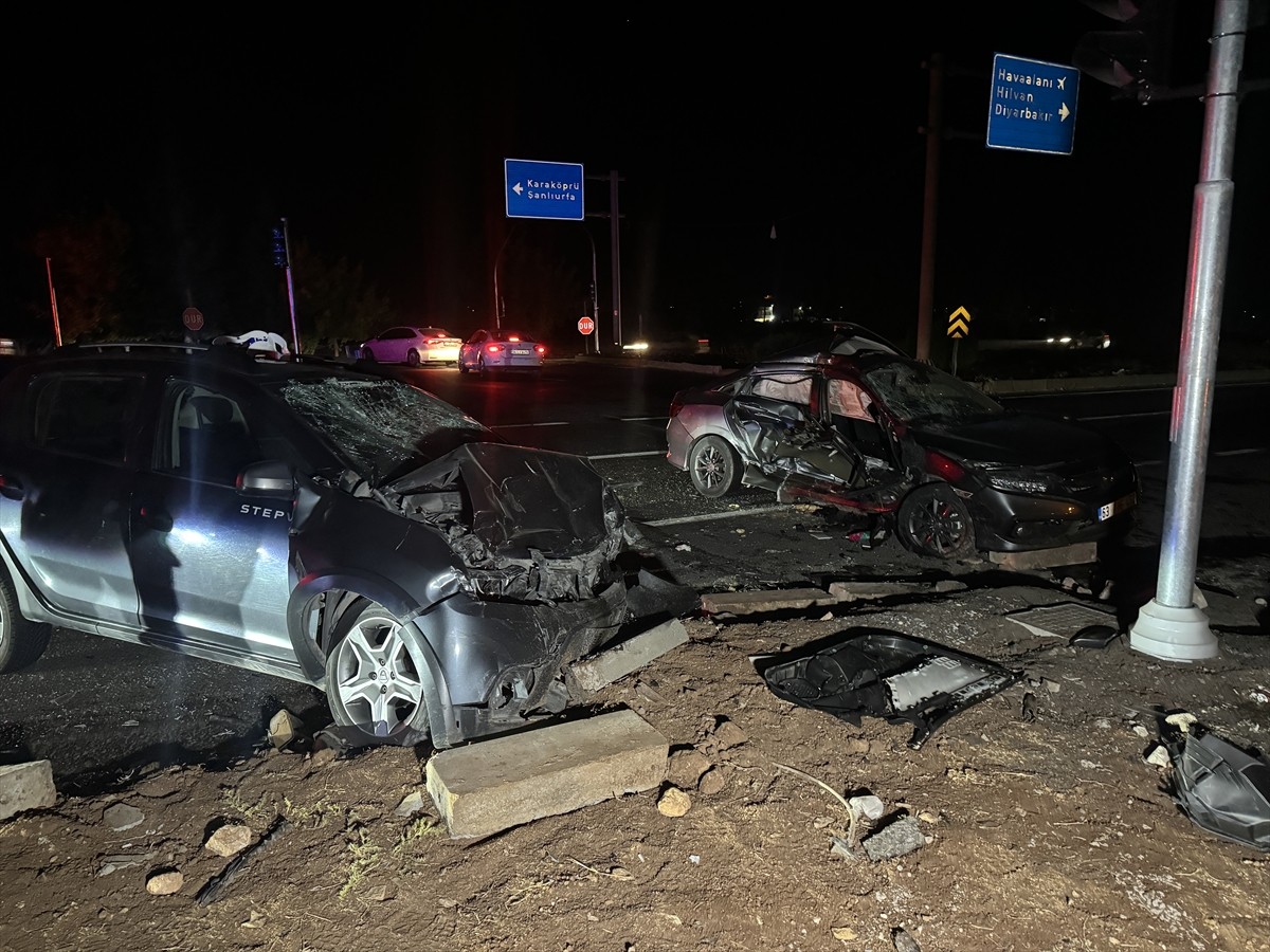 Şanlıurfa'da iki otomobilin çarpışması sonucu 1 kişi öldü, 6 kişi yaralandı.